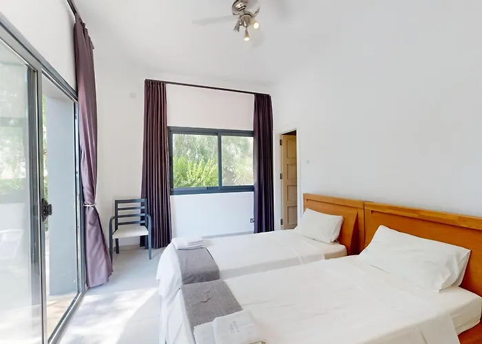 Amelia Вилла Кирения